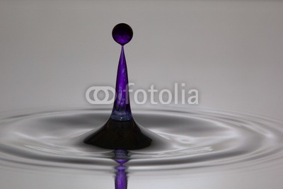cdca beckoetter, Lila Wassersäule mit Kugel (Wunschgröße, Fotokunst, makroaufnahme, Wassertropfen, Platsch, Kreise, Wasserkreise, Badezimmer, Wellness, grau / lila)