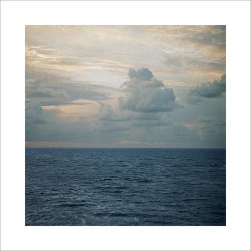 Cedric Bihr, FR 64210 8PM 06/2006 (Fotokunst, Meeresbrise, Meer, Horizont, Wolken, Einsamkeit, Büro, Wohnzimmer, blau/grau)