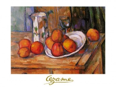 Paul Cézanne, Bricco, bicchiere e piato (Impressionismus, Stillleben, Obst, Früchte, Äpfel, Teller, Kanne, Tisch, Küche, Esszimmer, Gastronomie, bunt)