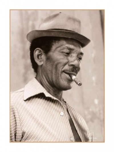 Christophe Chat-Verre, Tabaco - Santiago de Cuba (Kubaner, Portrait, Mann, Zigarre, Hut, Charakteristisch, People & Eros, Fotokunst, Ethnic, Treppenhaus, schwarz/weiß)