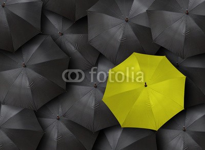 chones, concept for leadership with many blacks and yellow umbrella (Wunschgröße, fotografie, Regenschirme, Schirme, schwarze Schirme, Masse, bunter Schirm, Führungskonzept, auffällig, sich hervorheben, Büro, Business, gelb)