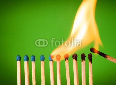 chones, concept with matches- chain reaction (Wunschgröße, Fotografie, Streichhölzer, Flamme, Feuer, Entzünden, Kommunikation, Innovation, Teamwork, Zusammenarbeit, Kettenreaktion, Büro, bunt)