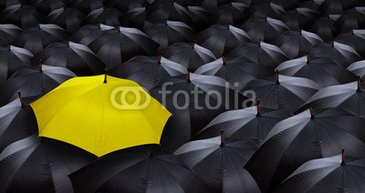 chones, many blacks umbrellas and one yellow umbrella (Wunschgröße, fotografie, Regenschirme, Schirme, schwarze Schirme, Masse, bunter Schirm, Führungskonzept, auffällig, sich hervorheben, Büro, Business, gelb)