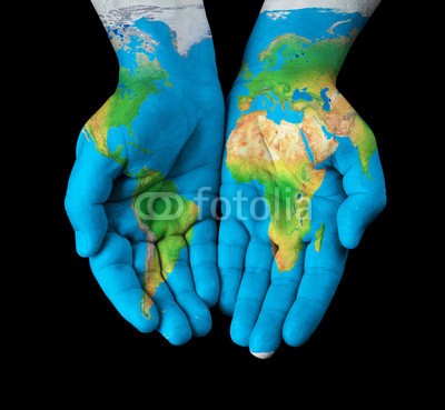 chones, Map painted on hands showing concept - the world in our hands (Wunschgröße, Fotografie, Hände, Körperbemalung, Weltkarte, Welt, Karte, Verantwortung, Afrika, Planet, Globalisierung,  Büro, Business, blau)