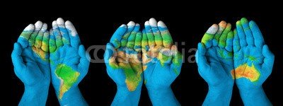 chones, Map painted on hands.Concept of having the world in our hands (Wunschgröße, Fotografie, Hände, Körperbemalung, Weltkarte, Welt, Karte, Verantwortung,  Planet, Globalisierung,  Büro, Business, blau)