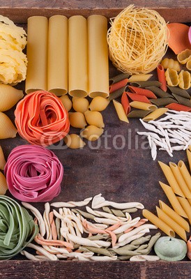 Coffeechocolates, Collection of different types of Italian pasta (Wunschgröße, Fotografie, Nudeln, Pasta, Nudelsorten, Spaghettinester, Engelshaar, Bandnudeln, Abissini, Muschelnudeln, Penne, Trofie, Vielfalt, Schieferplatte, italienisch, Küche, Gastronomie, Pizzeria, Restaurant, bunt)