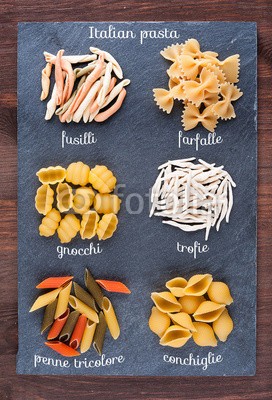 Coffeechocolates, Set of traditional Italian pasta (Wunschgröße, Fotografie, Nudeln, Pasta, Nudelsorten, Spaghettinester, Engelshaar, Bandnudeln, Muschelnudeln, Penne, Gnocchi, Farfalle, Vielfalt, Schieferplatte, italienisch, Küche, Gastronomie, Pizzeria, Restaurant, bunt)