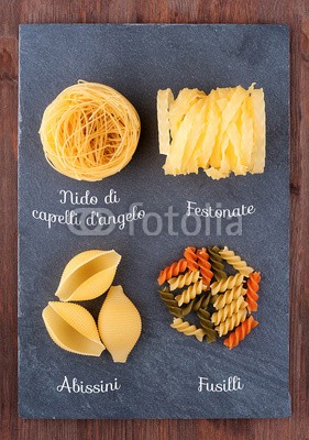 Coffeechocolates, Set of traditional Italian pasta (Wunschgröße, Fotografie, Nudeln, Pasta, Fussili, Spaghettinester, Engelshaar, Bandnudeln, Abissini, Muschelnudeln, Schieferplatte,italienisch, Küche, Gastronomie, Pizzeria, Restaurant, bunt)