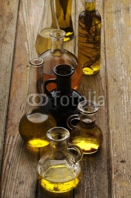 Comugnero Silvana, Olio e aceto (Wunschgröße, Photografie, Fotografie, Nahaufnahme, Ölflaschen, Essig, Flaschen, Rosmarinöl, Holztisch, Küche, Gastronomie, Bistro, bunt)