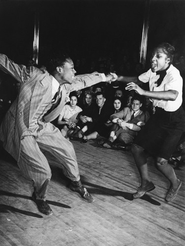 Cornell Capa, The Savoy Ballroom (Wunschgröße, Fotografie, Tanzclub, New York, Harlem, Tänzer, schwarze Tänzer, Rock n'Roll, Tanzsport, Bar, Bistro, Gastronomie, Tanzschule, schwarz / weiß)