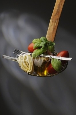 Comugnero Silvana, Dieta mediterranea (Wunschgröße, Photografie, Fotografie, Italienische Küche, Pasta, Nudelgericht, Kulinarisch, Essen, Tomaten, Spaghetti, Basilikum, Olivenöl,  Schöpflöffel, Gabel, Küche / Gastronomie, Bistro, bunt)