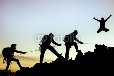 crazymedia, başarıya ulaşmak (Wunschgröße, Fotografie, Landschaft, Sonnenuntergang, Bergsteiger, Menschen, Männer, Teamwork, Teamgeist, Klippen erklimmen, Seilschaft, Begeisterung, Motivation, Kreativität, Vertrauen, Erfolg, Coaching, Energie, Büro, Schlafzimmer,  bunt)