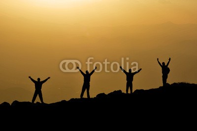 crazymedia, kararlı dağcılar&gündoğumunda zirve (Wunschgröße, Fotografie, Landschaft, Sonnenuntergang, Bergsteiger, Menschen, Männer, Team, Teamgeist, Klippen erklimmen, Anstrengung, Motivation, Kreativität, Selbstvertrauen, Erfolg, Coaching, Energie, Büro, Schlafzimmer,  bunt)