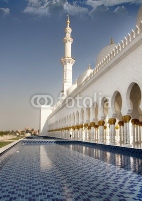 creativei, Sheikh Zayed Mosque side view (allah, arabe, arabien, arabisch, arabisch, architektur, glaube, andächtig, kuppel, ost, emirate, faith, heilig, islam, islam, orientierungspunkt, mitte, minarett, minarett, monuments, moschee, muslim, peace, platz, pray, gebet, propheten, koran, religiö)