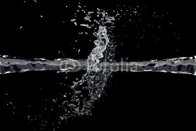 dampoint, Two waterjet collide on a black background (Wunschgröße, Fotografie, Photografie, Wasser, fließendes Wasser, zwei Wasserstrahlen, Kollision, Aufeinder prallende Wasserstrahlen, Wasserspritzer, Momentaufnahme, Nahaufnahme, Konzentration, Meditation,  Entspannung, Wellness, Badezimmer, schwarz / weiß)