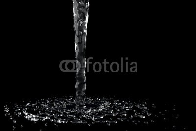 dampoint, Water falling on a black plane (Wunschgröße, Fotografie, Photografie, Wasser, fließendes Wasser, Wasserstrahl, Wasserspritzer, Momentaufnahme, Nahaufnahme, Konzentration, Meditation,  Entspannung, Wellness, Badezimmer, schwarz / weiß)