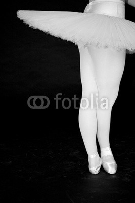 daniel mauch, ballerina (Wunschgröße, Fotografie, Photografie, figurativ, Mensch, Frau, Tänzerin, Ballett, Detail, Ausschnitt, Beine, Drehung, Harmonie, Eleganz, Tutu, Tüllkleid, Tanzschule, Ballettschule, schwarz / weiß)