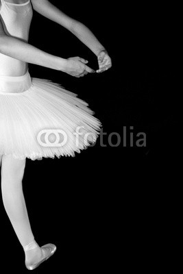 daniel mauch, ballerina (ballett, stehen, tanzen, szene, innerlich, ballsaal, schwarz, weiß, stärke, schönheit, ruhe, konzentration, lieblichkeit, hemd, dicht, brust-, arm, beine, finger, beine, hand, hand, oberschenkel, unterlei)