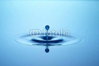 Daniel Nimmervoll, Blauer Tropfen (wassertropfen, blau, platsch, rieseln, formular, makro, schließen, details, nass, natur, natürlich, oberfläche, ruhe, ruhe, tröpfchen, wasser, wasseroberfläche, welle, begrenzt, wasser, frieden, harmonisch, animation, close-up, platsch, wertvol)