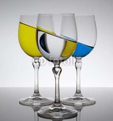 Daniel Nimmervoll, Gravitation (schwerkraft, glas, wasser, gelb, blau, spiegelung, spiegel, weingläser, schräge, quer, kunst, extra, alkohol, beruhigend, drei, gefärbt, entspannen, entspannend, kristalle, party, romantisch, ruhe, ruhe, schaumwein, trinken, wein, weingläser, sektgla)