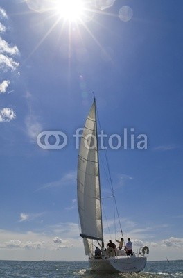Darren Baker, A yacht sailing on a bright sunny summer day (yacht, sailing, sonne, sonnenschein, abenteuer, meer, gespann, zusammenarbeit, blau, himmel, boot, schiff, hot, sommer, regatta, rennsport, crew, wind, segel, horizont, sport, spaß, wasser, welle, entdeckungsreis)