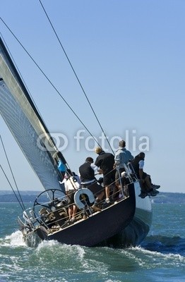 Darren Baker, Full Tilt Sailing (yacht, boot, sailing, segel, segelboot, gespann, zusammenarbeit, rennsport, wettrennen, wettbewerb, crew, meer, welle, ozean, küste, wasser, froh, regatta, kräfte, wind, schnell, rasch, kraftvoll, gewinnend, gewinner, schiffsrumpf, windig, amphetamin)