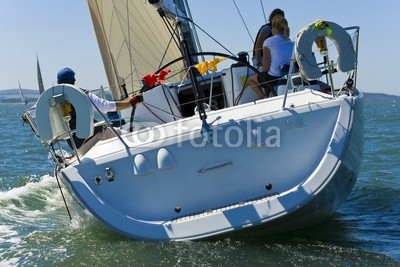 Darren Baker, Leisure Sailing (yacht, boot, sailing, segel, segelboot, gespann, zusammenarbeit, crew, meer, welle, ozean, küste, wasser, skipper, lenkung, führung, froh, regatta, kräfte, wind, schnell, rasch, kraftvoll, gewinnend, gewinner, schiffsrumpf, windig, amphetamine, rolle)