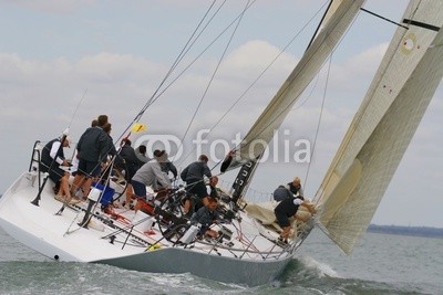 Darren Baker, powering through (yacht, boot, segel, wettrennen, sailing, rennsport, crew, gespann, zusammenarbeit, kräfte, erfolg, welle, meer, wasser, regatta, gischt, wind, windig, segel, bewölkt, wolke)