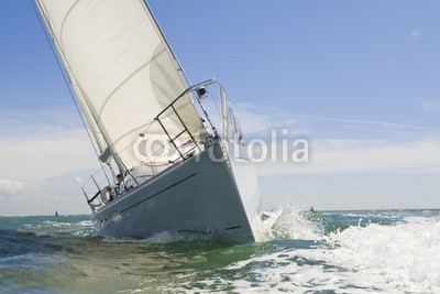 Darren Baker, Sail Boat Up Close (yacht, rennsport, sailing, boot, segel, weiß, meer, ozean, regatta, segelboot, wind, windig, froh, sommer, spaß, crew, gespann, zusammenarbeit, schließen, close-up, wettbewerb, wettrennen, gefahr, welle, schiffsrumpf, bogen, leisure, lebensstil, reic)