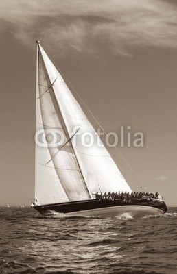 Darren Baker, sailing in sepia (sepia, schwarz, und, weiß, jahrgang, rennsport, yacht, segel, regatta, zusammenarbeit, gespann, crew, welle, wasser, meer, seaside, küstenlinie, spinnaker, bogen, puerto, steuerbord, aufwachen, seil, kapitän, wettrennen, boot, sailing, warm, nass, win)