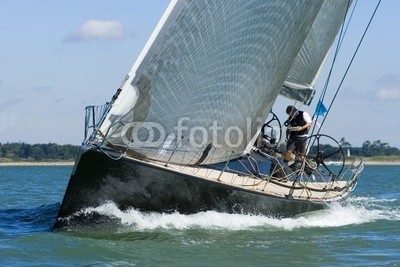 Darren Baker, Sailing Through (yacht, boot, schiff, sailing, beruhigt, beschaulichkeit, abend, sonne, sonnenschein, wettbewerb, warm, sommer, hot, crew, gespann, zusammenarbeit, spaß, spaß, freude, segel, schwarz, weiß, himmel, blau, wind, windig, meer, wasser, welle, schnell, kräft)