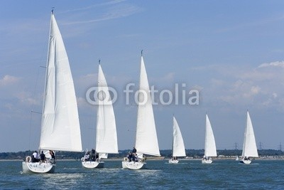 Darren Baker, Ships In A Row (yacht, boot, sailing, segel, gespann, zusammenarbeit, rennsport, wettrennen, wettbewerb, crew, meer, welle, wasser, gruppe, reihe, segelboot, segelboot, froh, regatta, kräfte, wind, schnell, rasch, kraftvoll, gewinnend, gewinner, schiffsrumpf, windi)