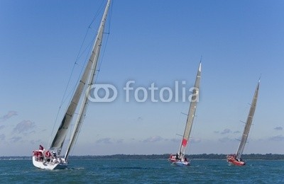 Darren Baker, Three In A Row (yacht, boot, schiff, sailing, beruhigt, beschaulichkeit, abend, sonne, sonnenschein, wettrennen, wettbewerb, rennsport, kräfte, warm, sommer, hot, crew, gespann, zusammenarbeit, spaß, spaß, freude, segel, himmel, blau, wind, windig, meer, wasser, well)