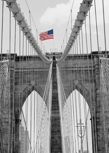 Dave Butcher, Brooklyn Bridge Tower and Cables #2 (Wunschgröße, Fotografie, Städte, Brücke, New York, Brückenpfeiler,  Flagge, Perspektive, Amerika, Büro, Business, schwarz/weiß)