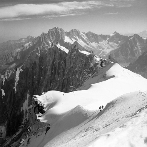 Dave Butcher, Descent to the Vallee Blanche, Chamonix (Wunschgröße, Landschaftsfotografie, Alpen, Berge, Winter, ewiges Eis, Gipfel, Bergzinnen, Panorama, Schnee, Frankreich, Treppenhaus, Wohnzimmer, schwarz/weiß)