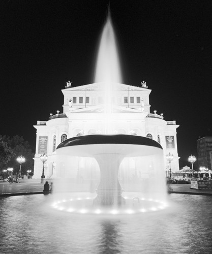 Dave Butcher, Frankfurt Alte Oper at Night (Wunschgröße, Fotokunst, Städte, Alte Oper, Beleuchtung, Nachtszene, Springbrunnen, Frankfurt, Büro, Wohnzimmer, Treppenhaus, schwarz/weiß)