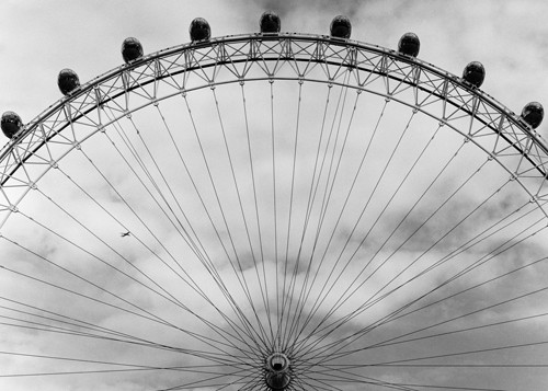 Dave Butcher, London Eye (Wunschgröße, Fotografie, Städte, Karusell, London Eye, Sehenswürdigkeit, Attraktion, London, England, Büro, Business, Wohnzimmer, Arztpraxis, Treppenhaus, schwarz/weiß)