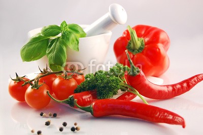 dayves, Gemüse (Wunschgröße, Fotografie, Photografie, Stillleben, Gemüse, italienische Küche, Tomaten, Basilikum, Pfeffer, Körner, Petersilie, Paprika, Peperoni, Pfefferschote, Mörser, Küche, Gastronomie, Bistro, bunt)