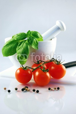 dayves, Tomaten mit Basilikum (Wunschgröße, Fotografie, Photografie, Stillleben, Gemüse, Vorspeise, italienische Küche, Tomaten, Kräuter, Basilikum, Pfeffer, Körner, Mörser, Küche, Gastronomie, Bistro, bunt)