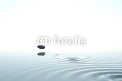 dampoint, Zen stone thrown on the water (Wunschgröße, Fotografie, Photografie, Wasser, Stein, Kieselstein, Steinhüpfen, Yoga, Zen, Buddhismus, Weg, Konzentration, Meditation, Ruhe, Stille, Entspannung, Wellness, Badezimmer, weiß / grau)