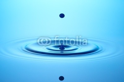 Daniel Nimmervoll, Blauer Tropfen (wassertropfen, blau, platsch, rieseln, formular, makro, schließen, details, nass, natur, natürlich, oberfläche, ruhe, ruhe, tröpfchen, wasser, wasseroberfläche, welle, begrenzt, wasser, frieden, harmonisch, animation, close-up, platsch, wertvol)