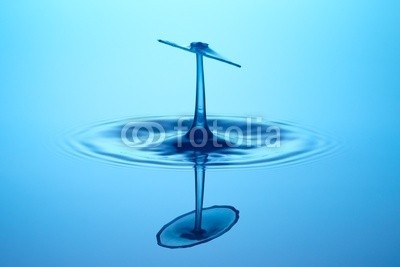 Daniel Nimmervoll, Wassertropfen mit Schirmchen (wassertropfen, platsch, extra, pilz, schirm, rieseln, blau, aktion, formular, makro, schließen, details, nass, natur, natürlich, oberfläche, ruhe, ruhe, skulptur, spiegelung, tröpfchen, wasser, wasseroberfläche, welle, begrenzt, wasser, friede)