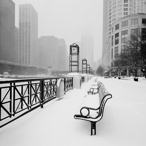 Dave Butcher, Chicago River Promenade in Winter (Wunschgröße, Wunschgröße, Fotografie, Städte, Gebäude / Architektur, Chicago, Fluss, Winter, Schnee, Menschenleere, Dunst, Büro, Wohnzimmer, Treppenhaus, schwarz/weiß)