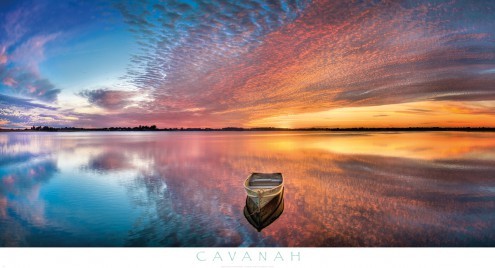 Doug Cavanah, ,eflection Bay (Meer, Sonnenuntergang, Panorama, Boot, Reflexionen, Wolken, Meeresbrise, Fotokunst, Wohnzimmer, Schlafzimmer, bunt)