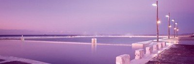 Dee Kramer, Newcastle Baths (Schwimmbad, Meeresschwimmbad, Startblöcke, Abendszene,  Australien, Fotokunst, Wunschgröße, Arztpraxis, Wohnzimmer, Treppenhaus, lila)