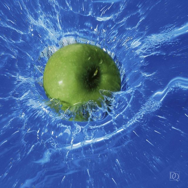 Dieter Quant, DQV16 (Apfel, Frucht, Obst, Splash, Wasser, Spritzer, Mometaufnahme, Fotografie, Granny Smith, modern, Wohnzimmer, Treppenhaus, Esszimmer, Küche, Gastronomie, Wunschgröße, grün/blau)
