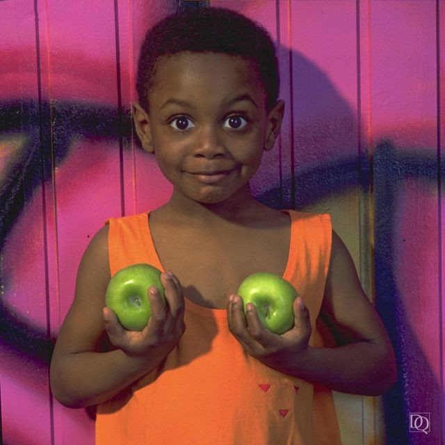 Dieter Quant, DQV18 (Apfel, Frucht, Obst, Kind, dunkelhäutig, Junge, witzig, Fotografie, Granny Smith, modern, Wohnzimmer, Treppenhaus, Esszimmer, Küche, Gastronomie, Wunschgröße, bunt)