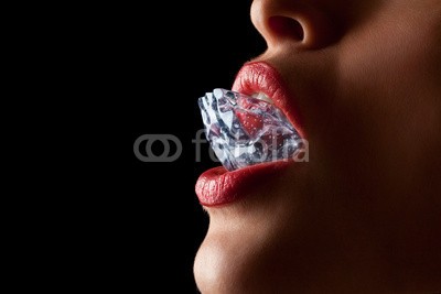 Dmitry Fisher, Ice cube in woman's mouth. (eis, kuss, lippen, lippen, makro, erwachsen, hintergrund, schöner, schönheit, biss, zubeissen, schwarz, schließen, close-up, kalt, würfel, wünschenswert, details, erotisch, erotik, weiblich, weiblich, frisch, gefroren, mädchen, glamour, hochglan)