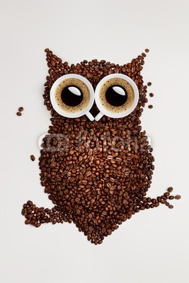Dmitry Fisher, Coffee owl. (Wunschgröße, Fotografie, Eule, Kaffeebohnen, Tassen, Kaffeetassen, Eulenaugen, Montage, Kaffee,Bohnen, Dekorativ, Küche, Bistro, Cafe, Gastronomie, braun / weiß)