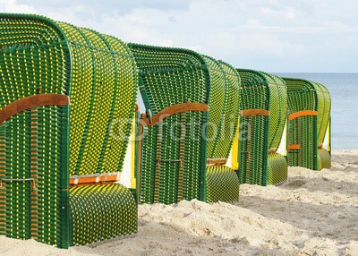 DOC RABE Media, Strandkörbe im Sand (strandkorb, stranden, meer, strandkorb, sommerurlaub, urlaub, insel, ostsee, nordsee, sylt, fremdenverkehr, rügen, küste, entspannung, erholung, time out, sommer, sommerurlaub, urlaub, sand, erholung, sand, reise, grün, entspannen, erholen, entspanne)